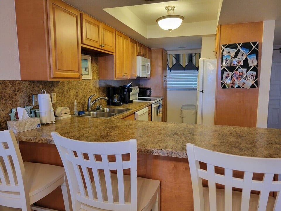 Kitchen Counter w/Barstools