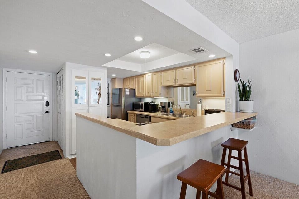 Kitchen Counter w/Barstools
