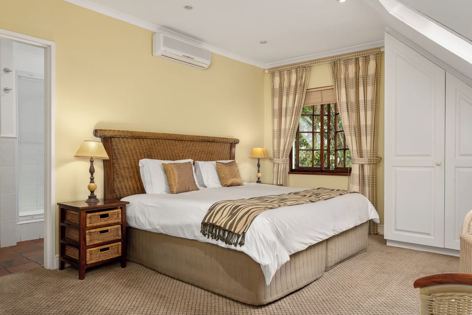 Deluxe Room | Egyptian cotton sheets, hypo-allergenic bedding, in-room safe, desk