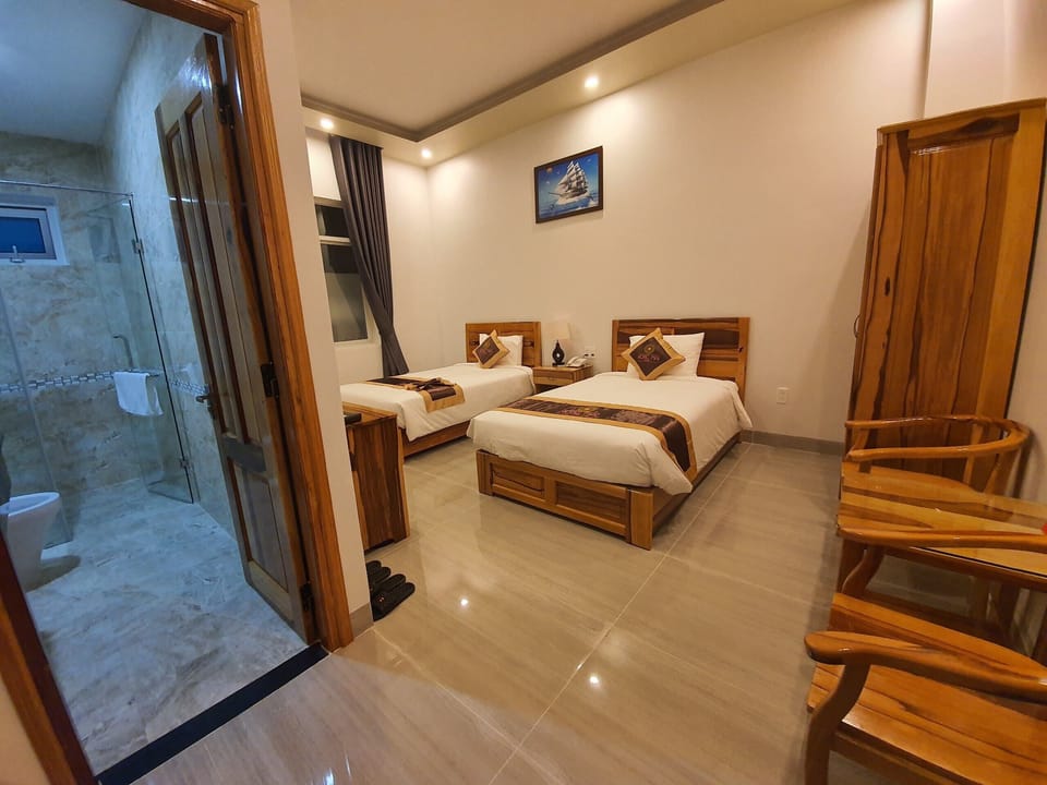 Standard Twin Room | Minibar, desk, blackout drapes, soundproofing