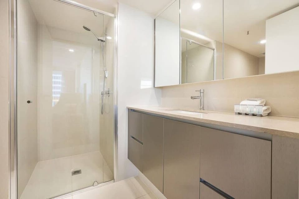 Main Bathroom 
