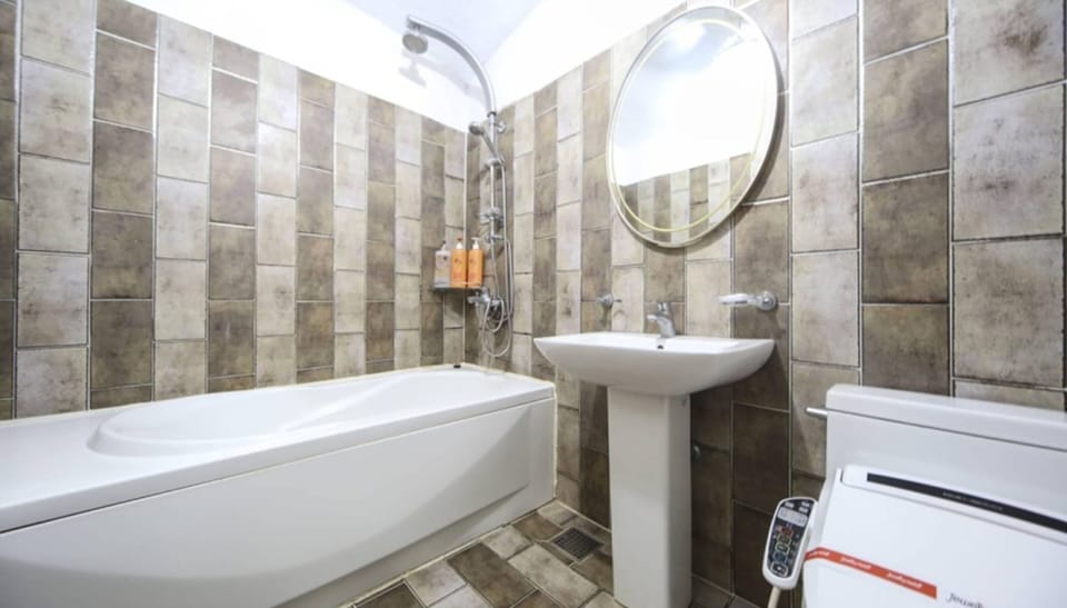 Combined shower/tub, free toiletries, hair dryer, bathrobes