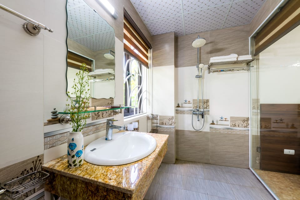 Deluxe Triple Room | Bathroom | Shower, rainfall showerhead, free toiletries, hair dryer