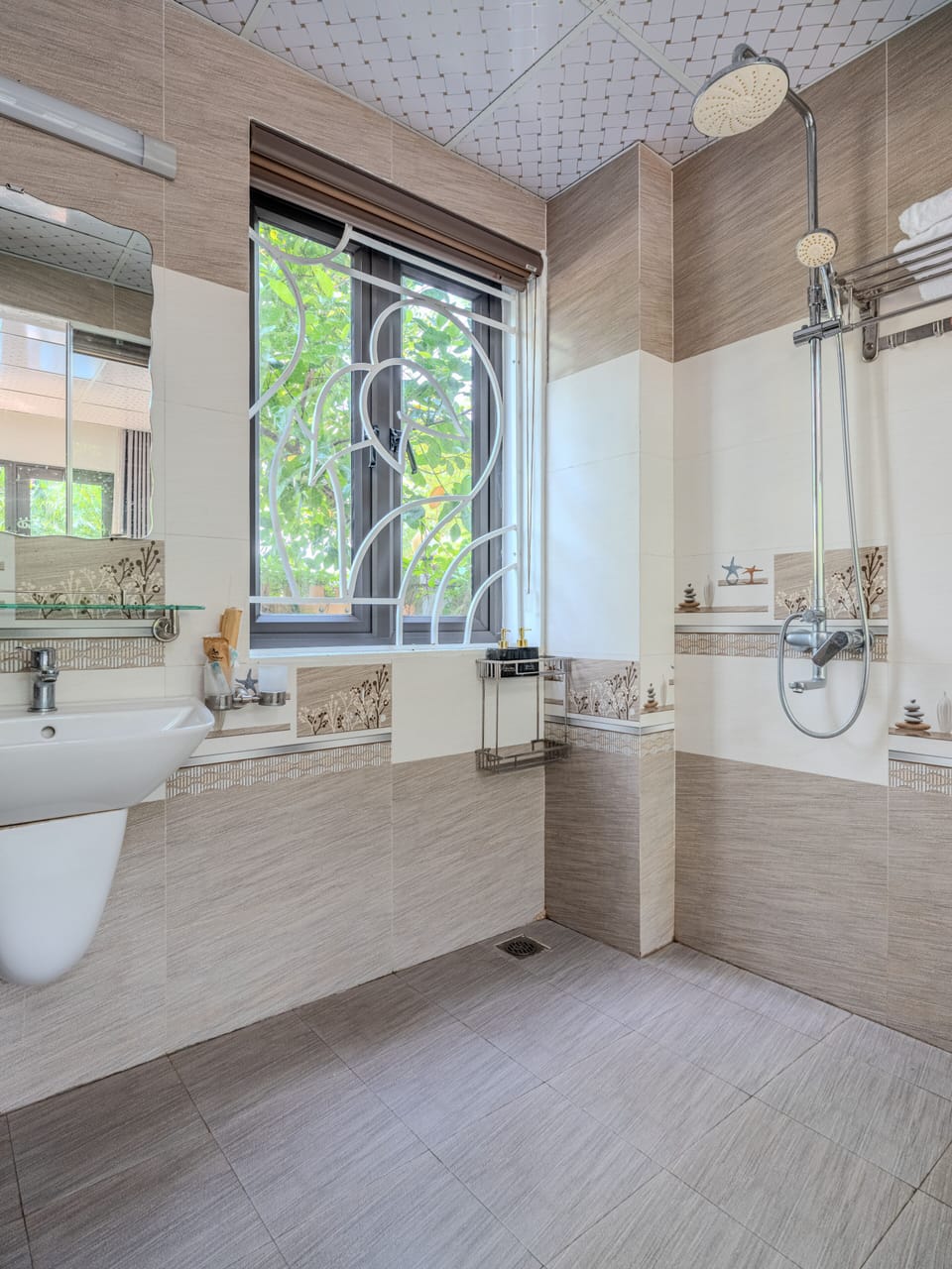 Shower, rainfall showerhead, free toiletries, hair dryer