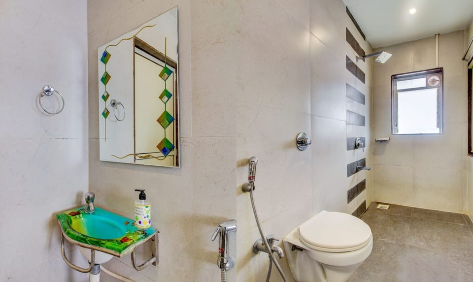 Deluxe Room | Bathroom | Shower, free toiletries, towels