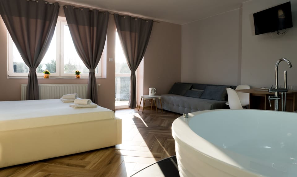 Exclusive Room | Desk, laptop workspace, soundproofing, iron/ironing board