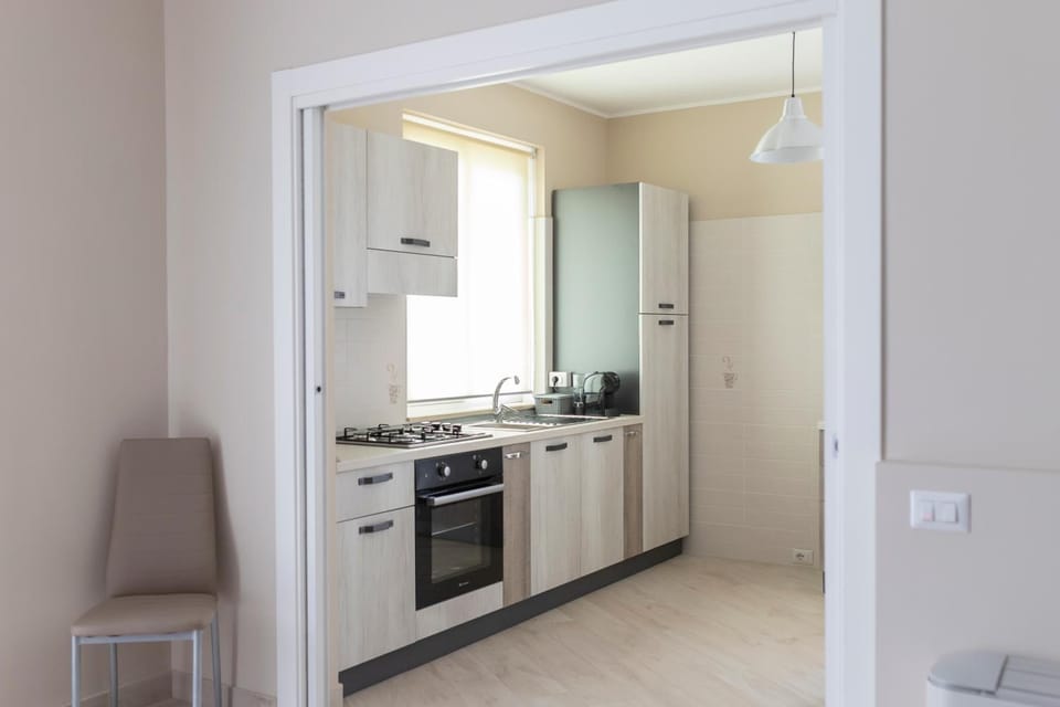 Full-size fridge, oven, stovetop, cookware/dishes/utensils
