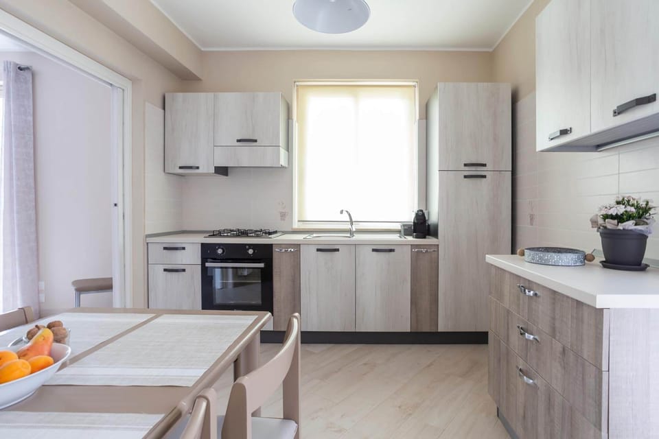 Full-size fridge, oven, stovetop, cookware/dishes/utensils