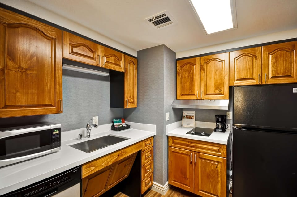 Fridge, microwave, stovetop, dishwasher