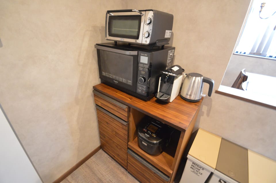 Apartment, 3 Bedrooms | Microwave