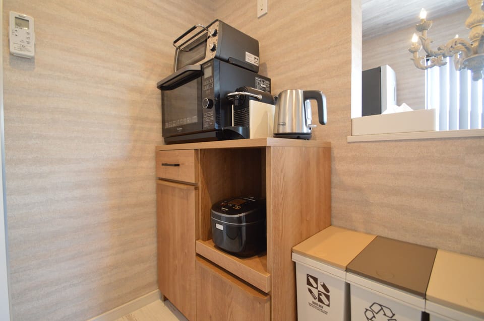 Apartment, 3 Bedrooms | Microwave