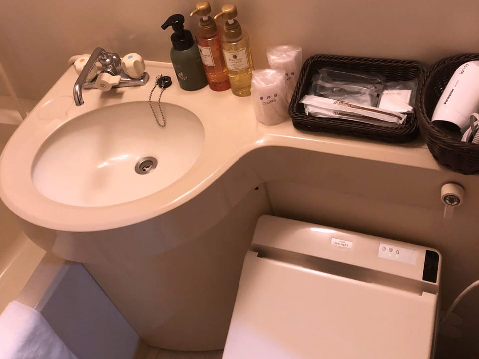 Deep soaking tub, free toiletries, hair dryer, slippers
