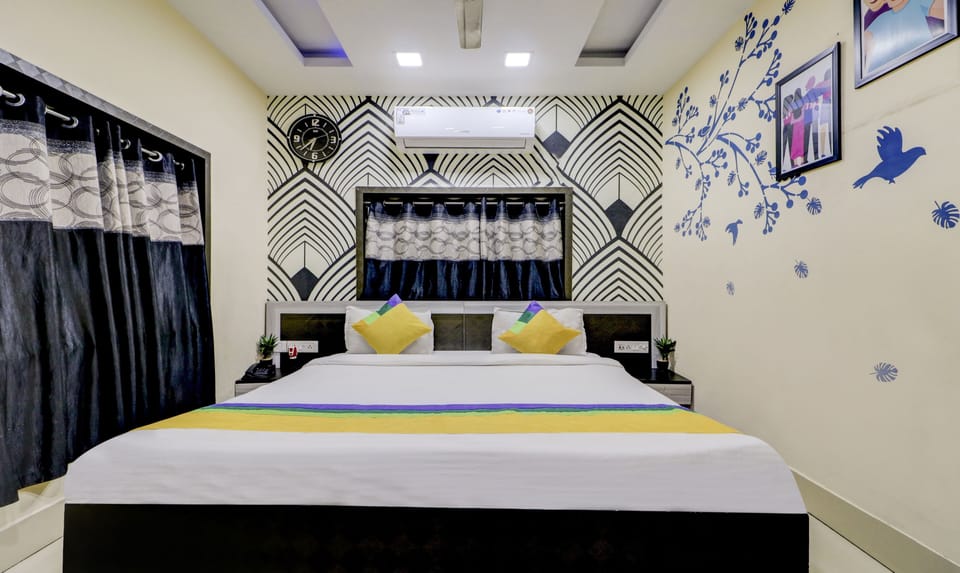 Deluxe Room | Iron/ironing board, free WiFi, bed sheets
