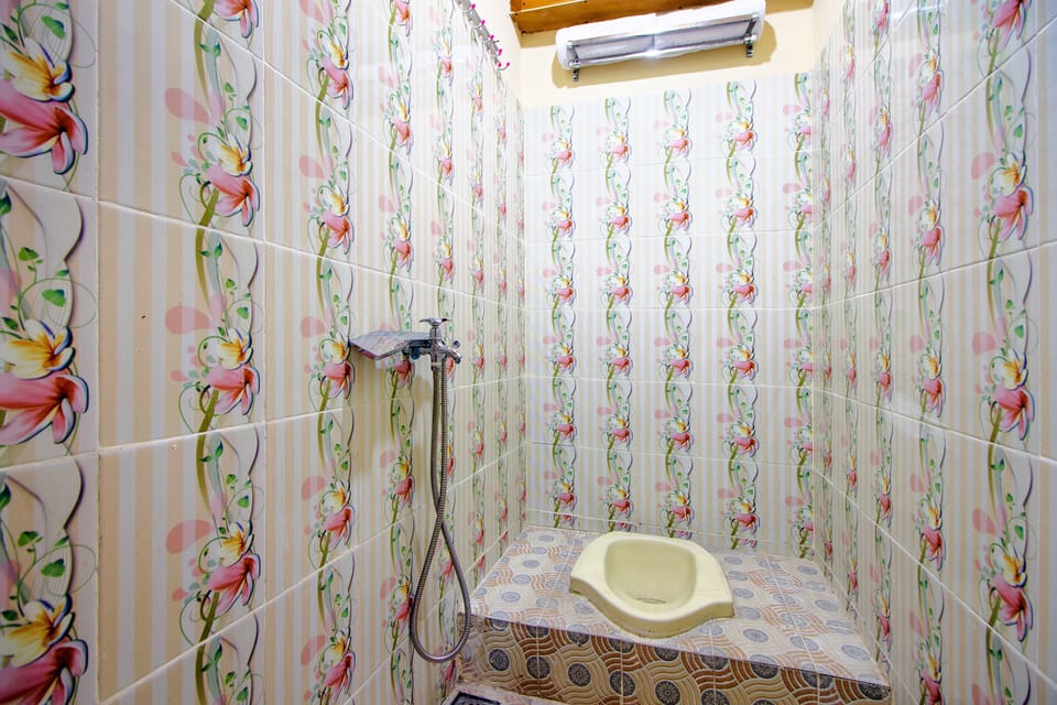 Basic Double Room | Bathroom | Shower, towels