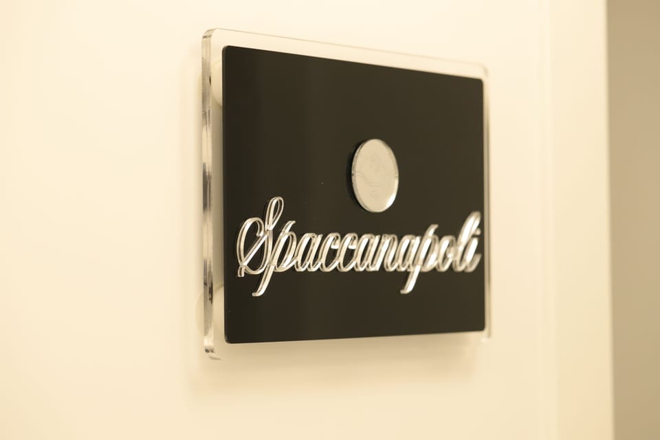 Deluxe Double Room (Spaccanapoli) | Minibar, desk, laptop workspace, soundproofing