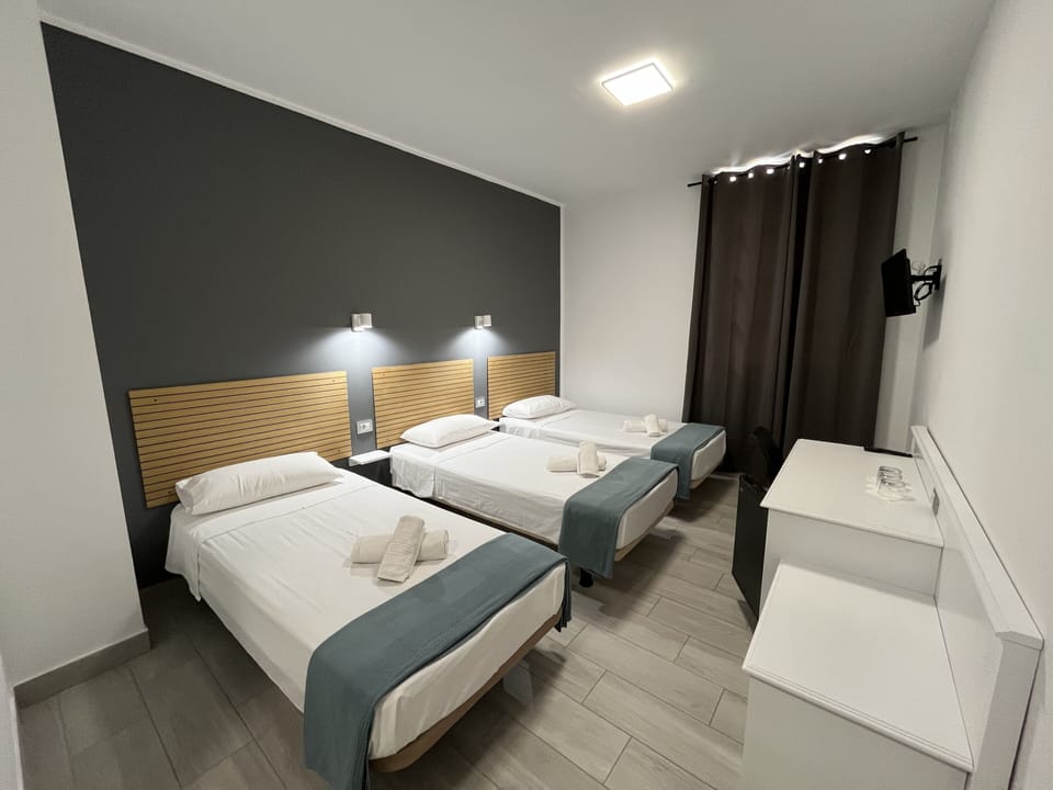 Triple Room | Minibar, free WiFi, bed sheets