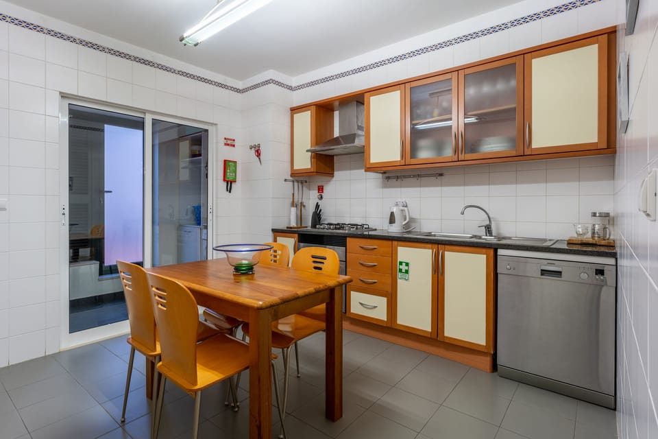 Full-size fridge, microwave, oven, stovetop