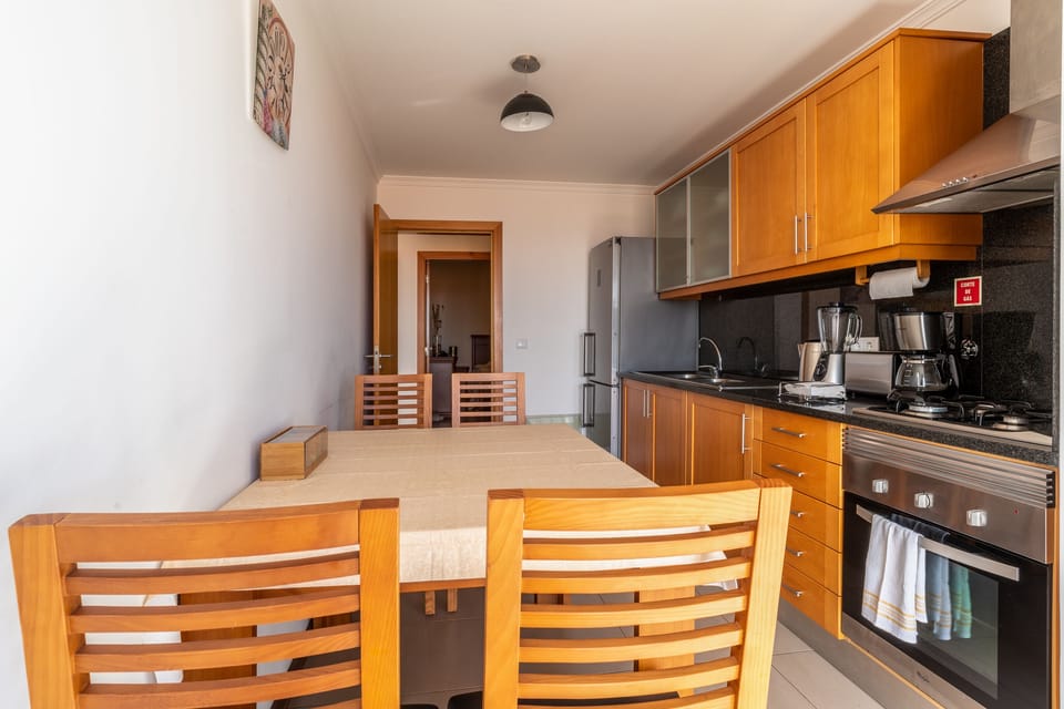 Full-size fridge, microwave, oven, stovetop