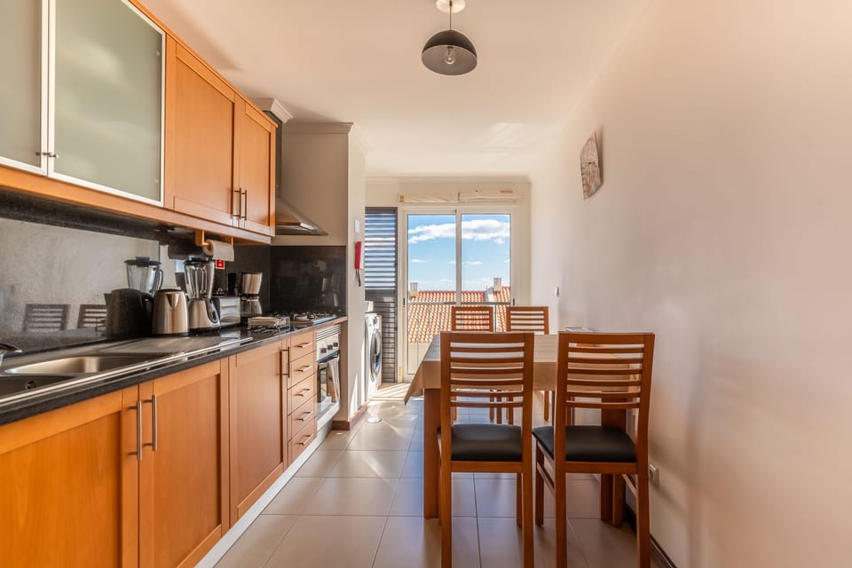 Full-size fridge, microwave, oven, stovetop