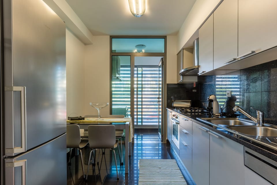 Full-size fridge, microwave, oven, stovetop