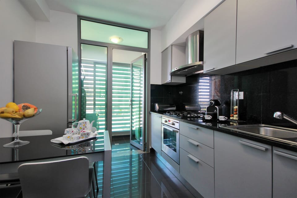 Apartment, 1 Bedroom, Pool View | Private kitchen | Full-size fridge, microwave, oven, stovetop