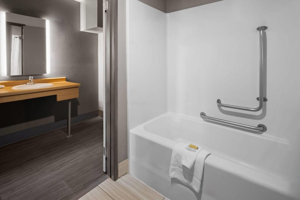 Room, 1 Double Bed, Mobility Accessible, Non Smoking (Bathtub w/ Grab Bars) | Accessible bathroom