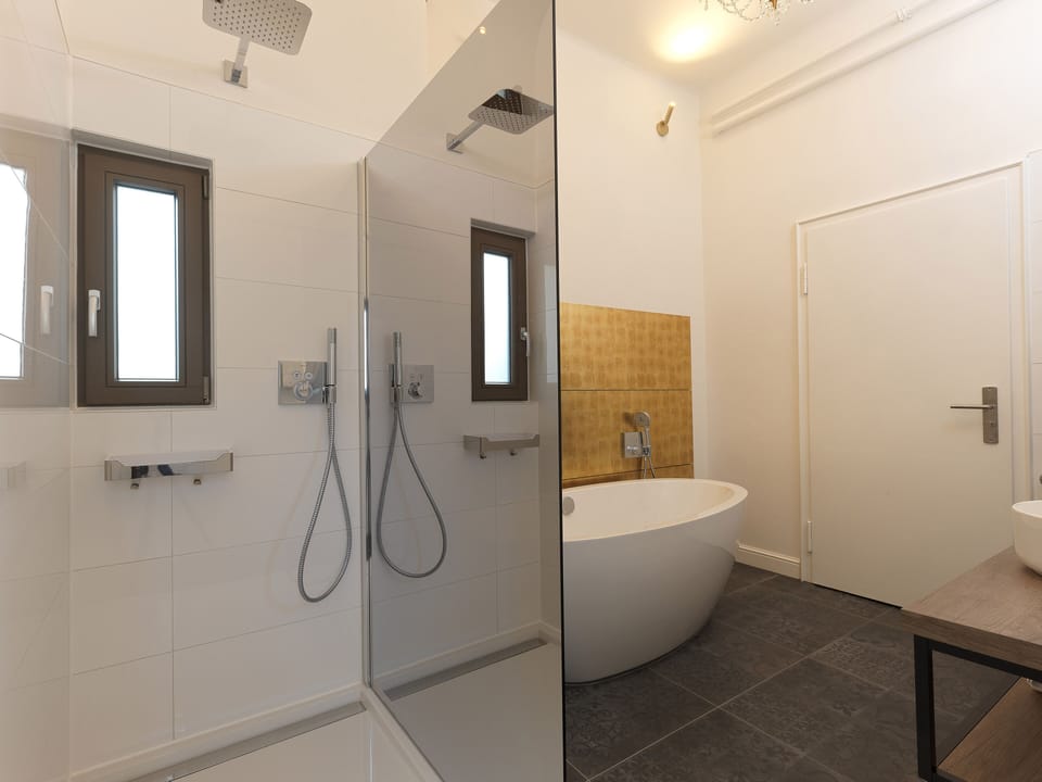 Deluxe Suite | Bathroom | Designer toiletries, hair dryer, towels
