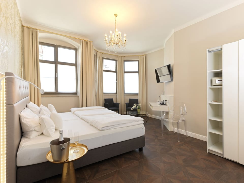 Deluxe Suite | Premium bedding, individually decorated, individually furnished, desk