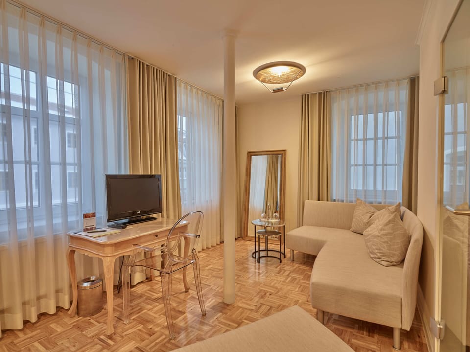 Deluxe Room, Annex Building (Lodner) | Living area | Flat-screen TV