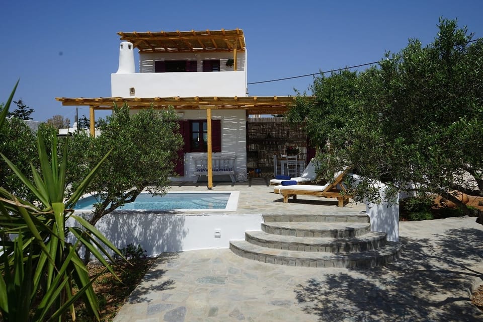 The plonge pool with the terrace and sunbeds