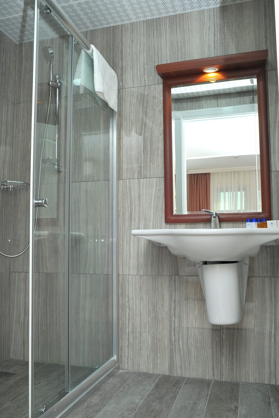 Standard Triple Room | Bathroom | Shower, hydromassage showerhead, free toiletries, hair dryer