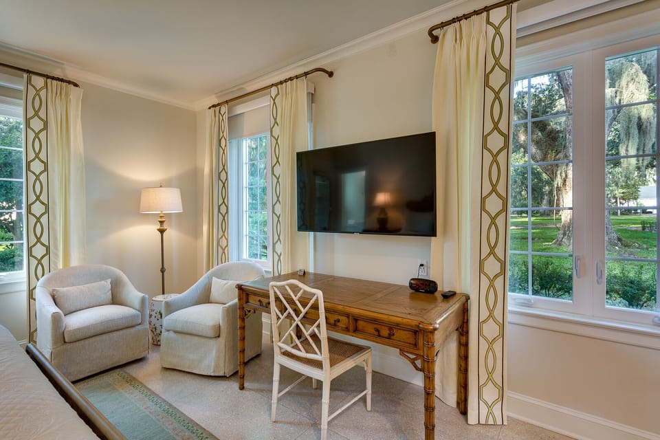 Executive Room 3 | Living area | LED TV, books, stereo