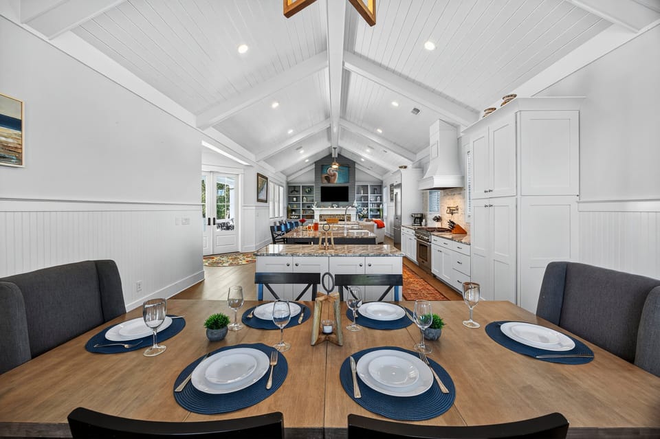 Dining Area Seats 6 Guests