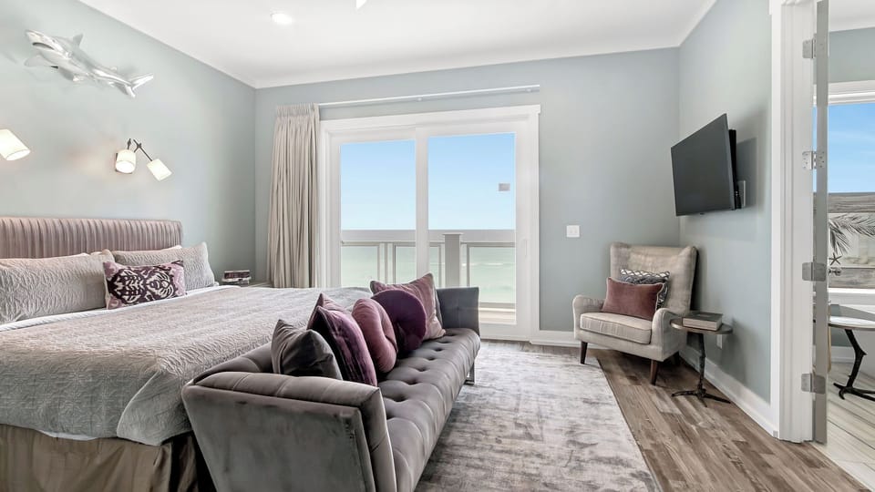 3rd Floor King Suite with Private Balcony and En-suite