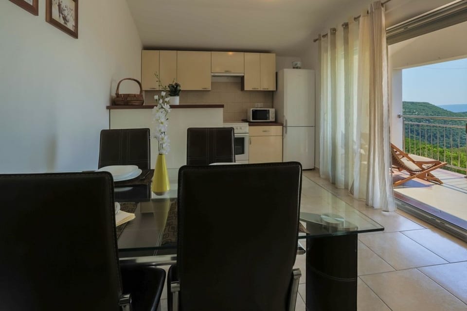 Private kitchen | Fridge, microwave, oven, stovetop