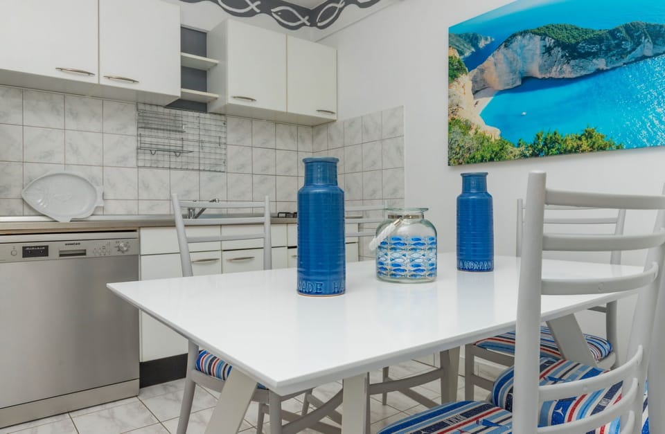 Private kitchen | Fridge, microwave, stovetop, dishwasher