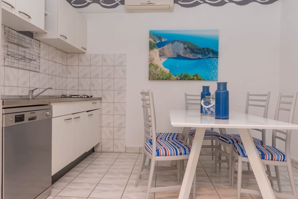 Private kitchen | Fridge, microwave, stovetop, dishwasher