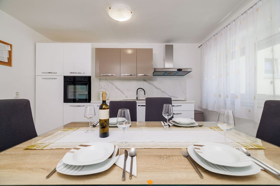 Apartment (A1) | Private kitchen | Fridge, oven, stovetop, dishwasher