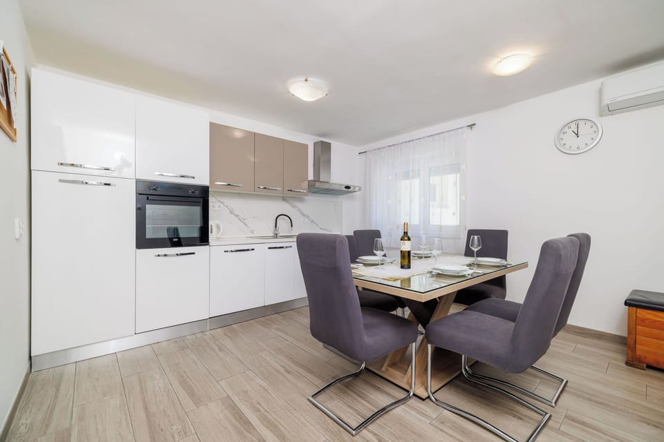 Apartment (A1) | Private kitchen | Fridge, oven, stovetop, dishwasher