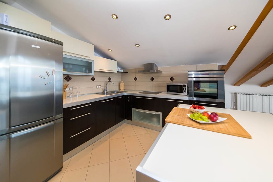 Private kitchen | Fridge, stovetop, dishwasher, coffee/tea maker