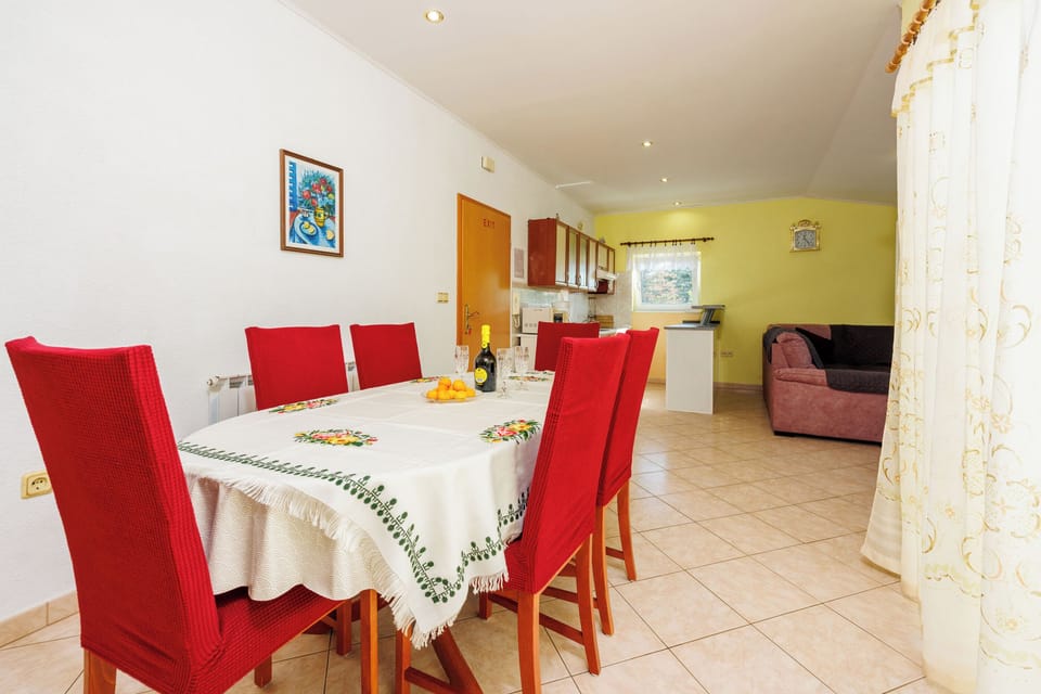 Apartment (A1) | Private kitchen | Fridge, microwave, oven, stovetop