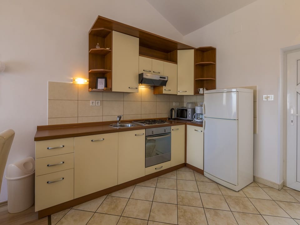 Private kitchen | Fridge, microwave, oven, stovetop