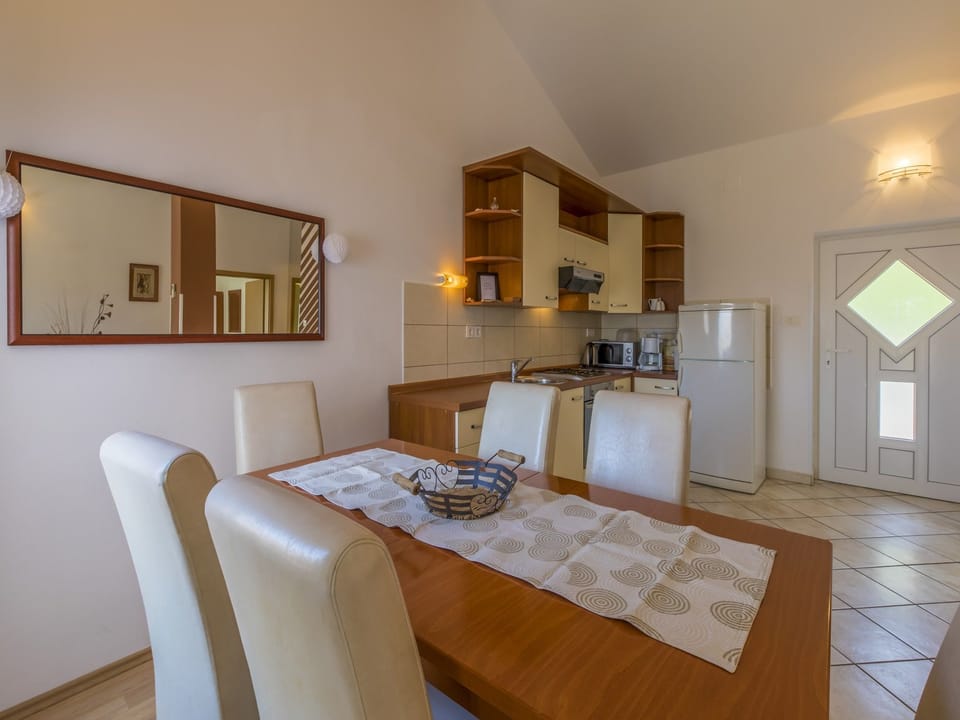 Private kitchen | Fridge, microwave, oven, stovetop