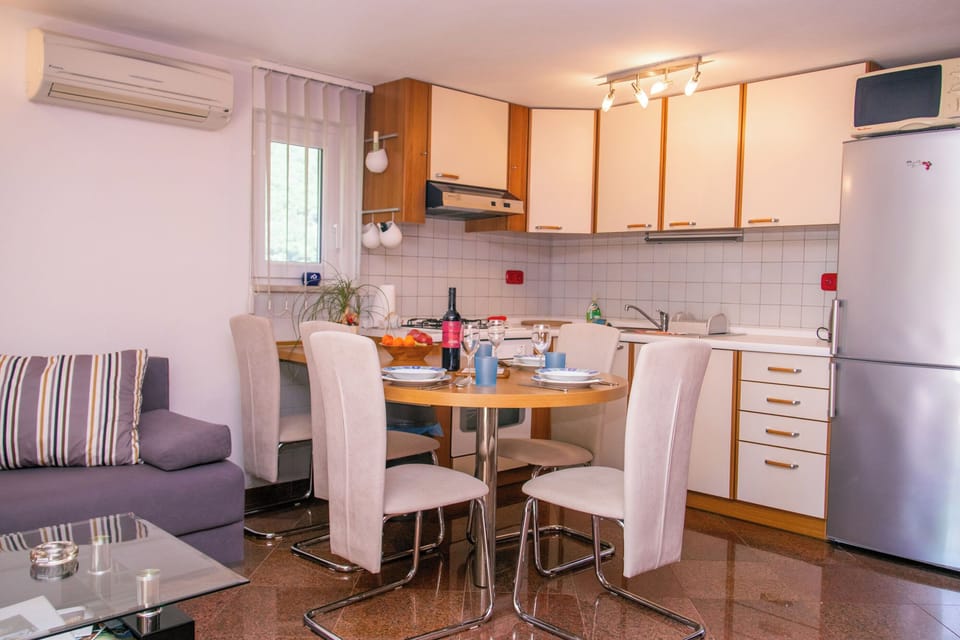 Apartment (A1) | Private kitchen | Fridge, microwave, oven, stovetop