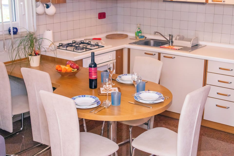 Apartment (A1) | Private kitchen | Fridge, microwave, oven, stovetop