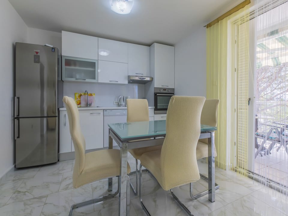 Private kitchen | Fridge, oven, stovetop, dishwasher