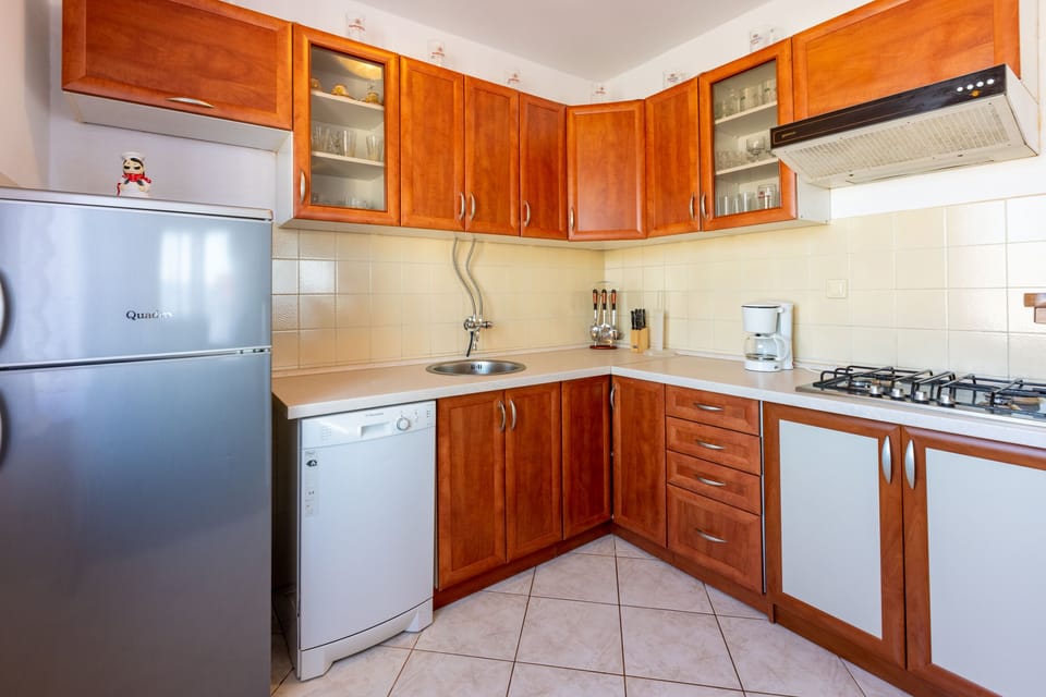 Private kitchen | Fridge, stovetop, dishwasher, espresso maker