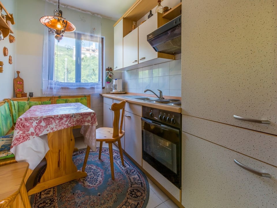 Private kitchen | Fridge, oven, stovetop, espresso maker