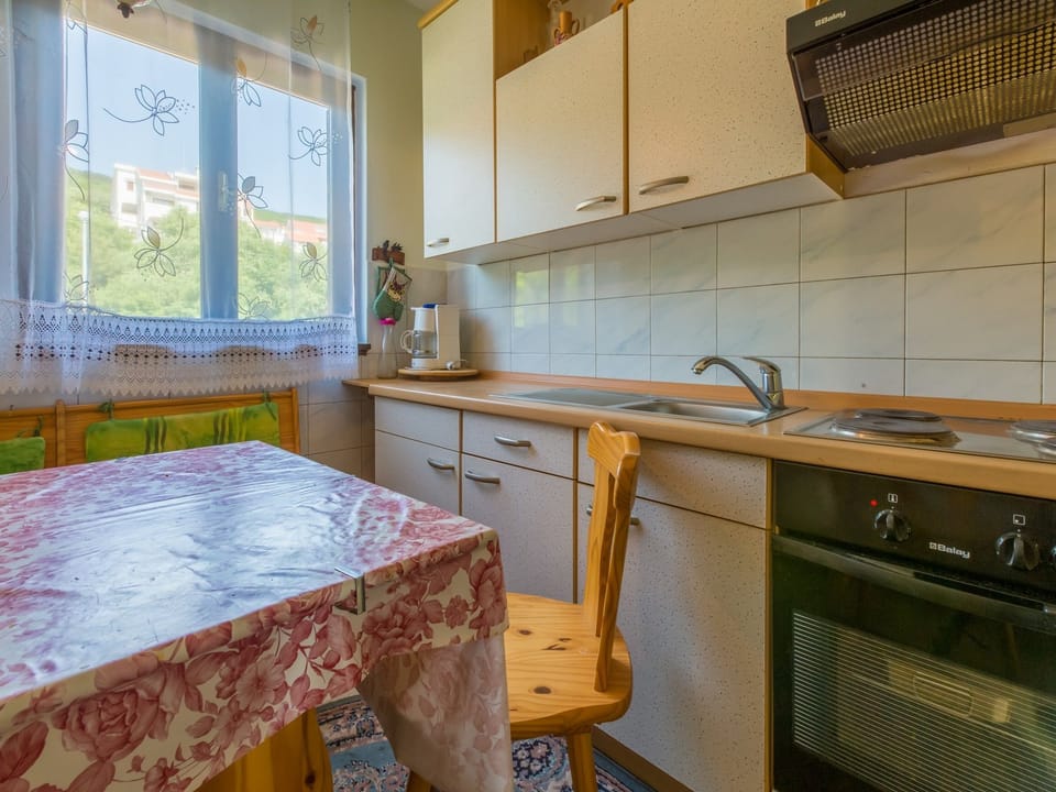 Private kitchen | Fridge, oven, stovetop, espresso maker