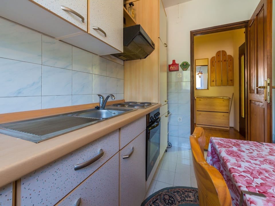 Private kitchen | Fridge, oven, stovetop, espresso maker